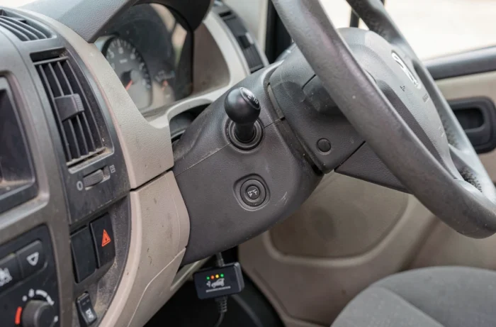 Tableau de bord d'un Peugeot Boxer avec interface de diagnostic OBD2 branchée sur la colonne de direction